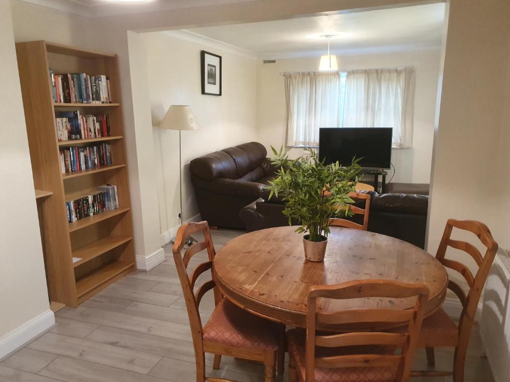 uma sala de estar com uma mesa e um sofá em Elegant house 10 minutes walk to wembley stadium em Londres