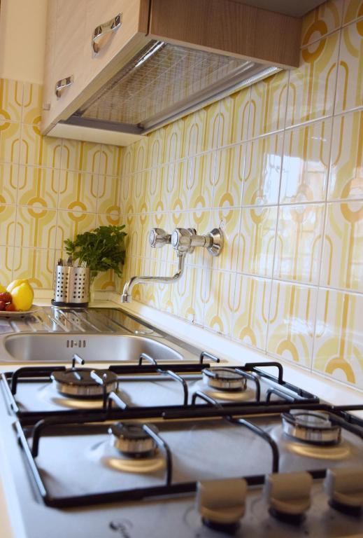 Kuchyň nebo kuchyňský kout v ubytování Seafront apartment in Villa , near Rome
