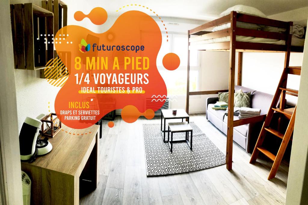 ジョネ・クランにあるAppart Hôtel Futuroscope - Poitiersのベッド1台とリビングルームが備わる小さなアパートメントです。