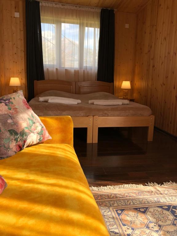 Postel nebo postele na pokoji v ubytování Guest House Keti Margiani Mestia