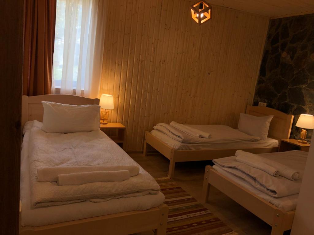Postel nebo postele na pokoji v ubytování Guest House Keti Margiani Mestia