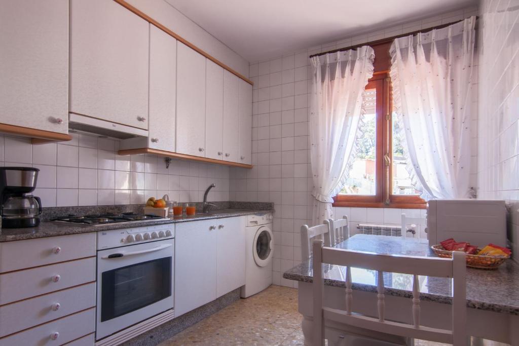 Kuchyň nebo kuchyňský kout v ubytování Desconectaengalicia Casa Portonovo