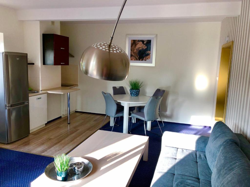 LAS SŁUPSKI PREMIUM APARTMENT A6 - - dwie sypialnie dwa podwójne łóżka - - salon z balkonem widok las aneks kuchenny - - WiFi Netflix Smart TV50 - - wysoka jakość za niską cenę - - zapraszamy - شقة من غرفتي نوم