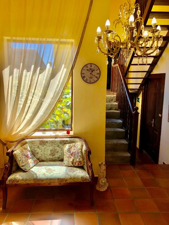 比拉夫洛尔Hotel Rural Vilaflor Self Check In 24h的带沙发和枝形吊灯的客厅