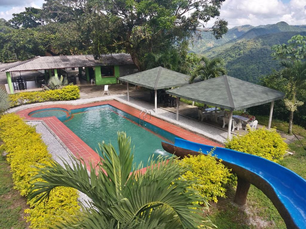 una piscina frente a una casa en Hotel Los Mangos, en San Luis