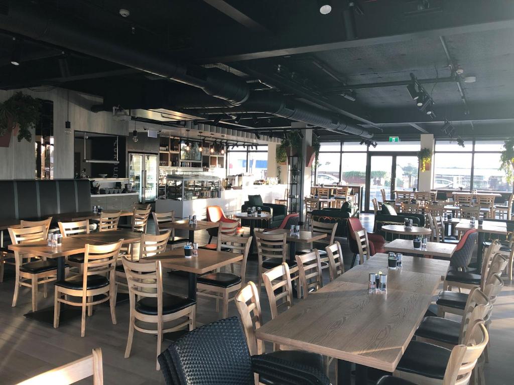Restaurace v ubytování Ramada Suites by Wyndham Auckland Manukau Pacfic Centre