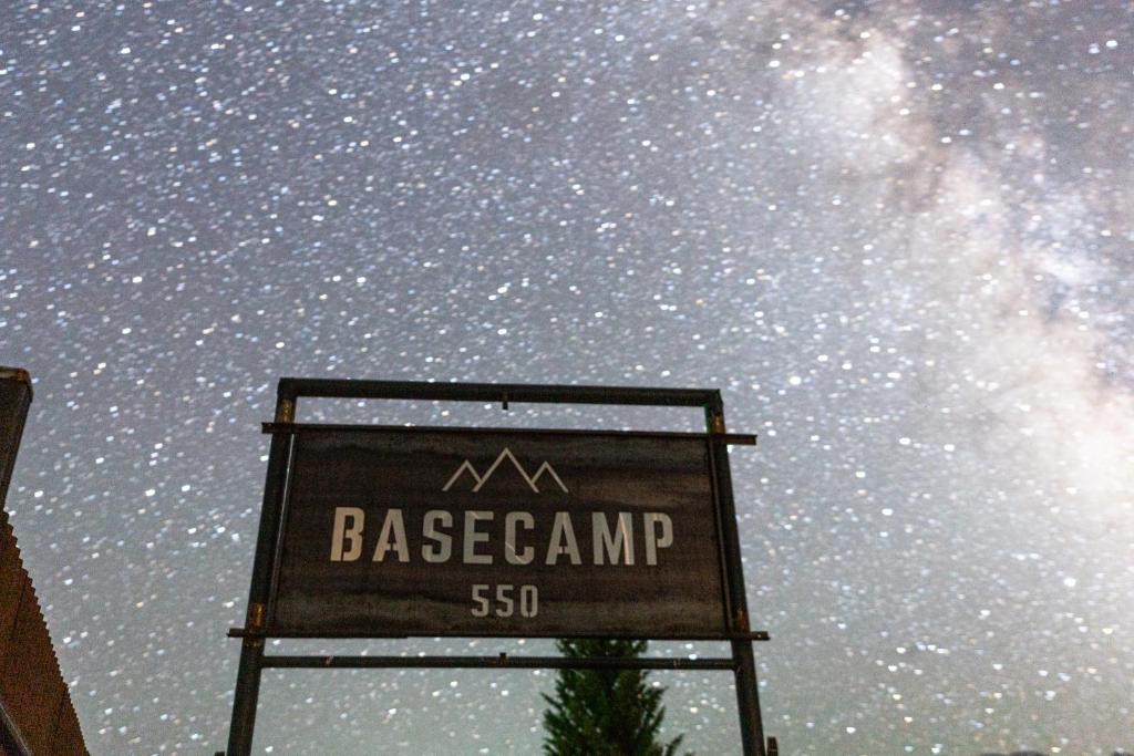 una señal para un campamento bajo un cielo estrellado en Basecamp 550, en Ridgway
