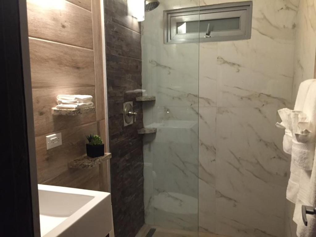 Koupelna v ubytování SEGOVIA STUDIO UNITS