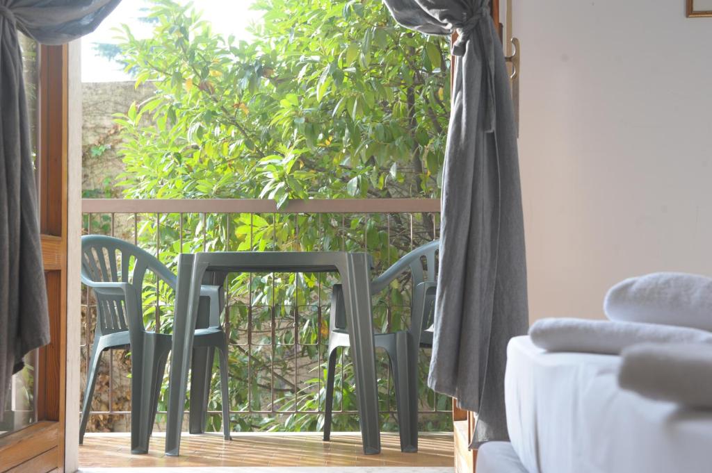 para krzeseł i stół na balkonie w obiekcie B&B Foroni 29 w Weronie