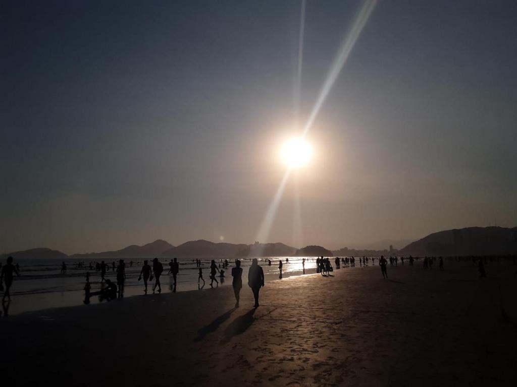  Apartamento vento e mar 2 quartos na quadra da praia