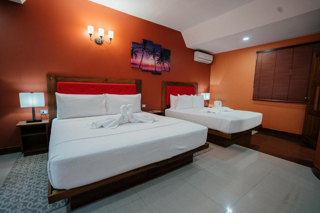 Posteľ alebo postele v izbe v ubytovaní Runway Hotel
