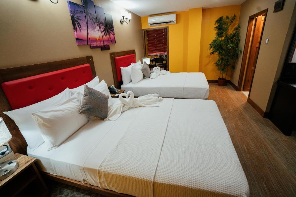Posteľ alebo postele v izbe v ubytovaní Runway Hotel
