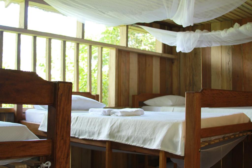 Bunk bed o mga bunk bed sa kuwarto sa La Ceiba, Amazonas
