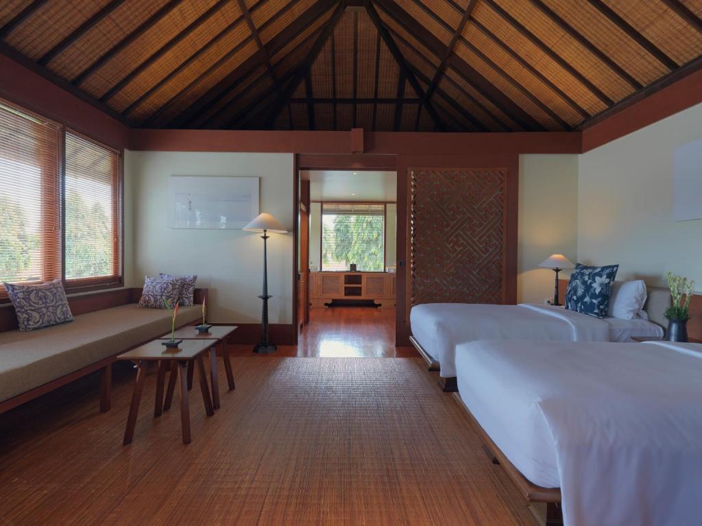 Postel nebo postele na pokoji v ubytování The Legian Seminyak, Bali