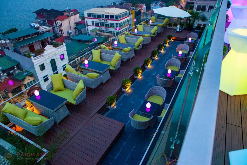 Večerní zábavní program pro hosty v ubytování Parosand Hanoi Hotel
