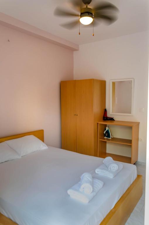 A bed or beds in a room at Amaradios