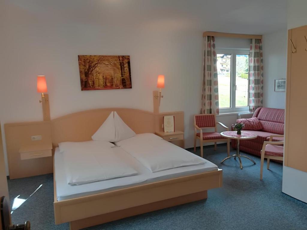 Postel nebo postele na pokoji v ubytování Hotel Pension Sonnenuhr