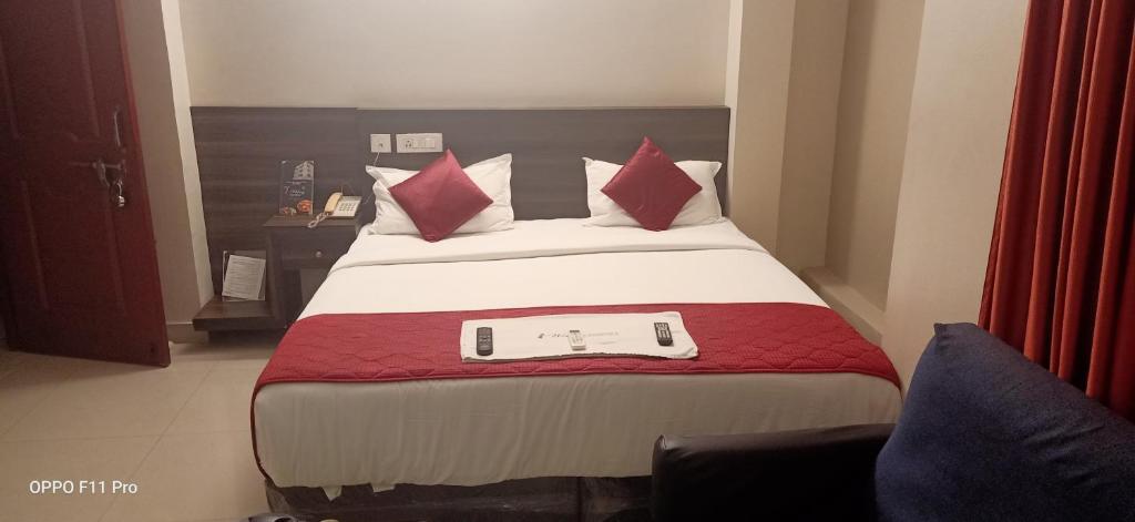 Postel nebo postele na pokoji v ubytování Hotel I-Way Residency Perungudi
