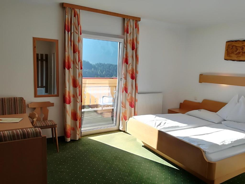 Postel nebo postele na pokoji v ubytování Hotel Pension Sonnenuhr