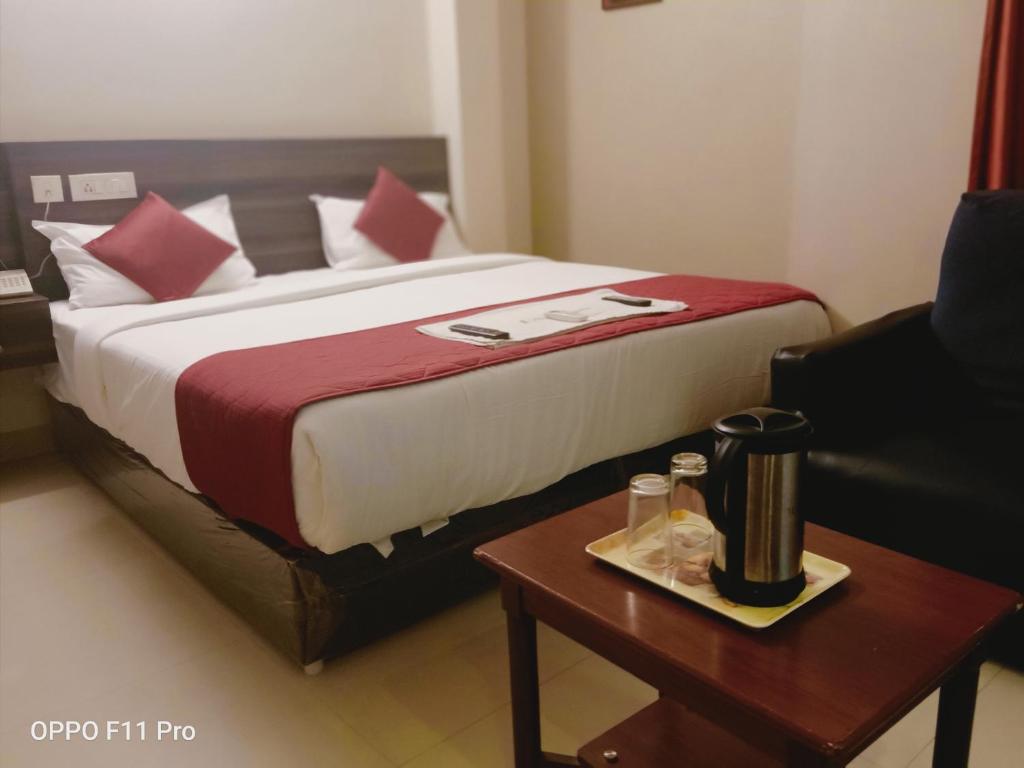 Postel nebo postele na pokoji v ubytování Hotel I-Way Residency Perungudi