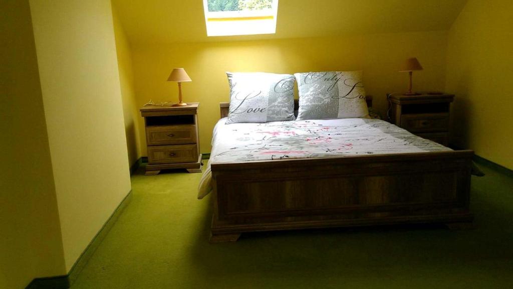 Postel nebo postele na pokoji v ubytování Bystre 35