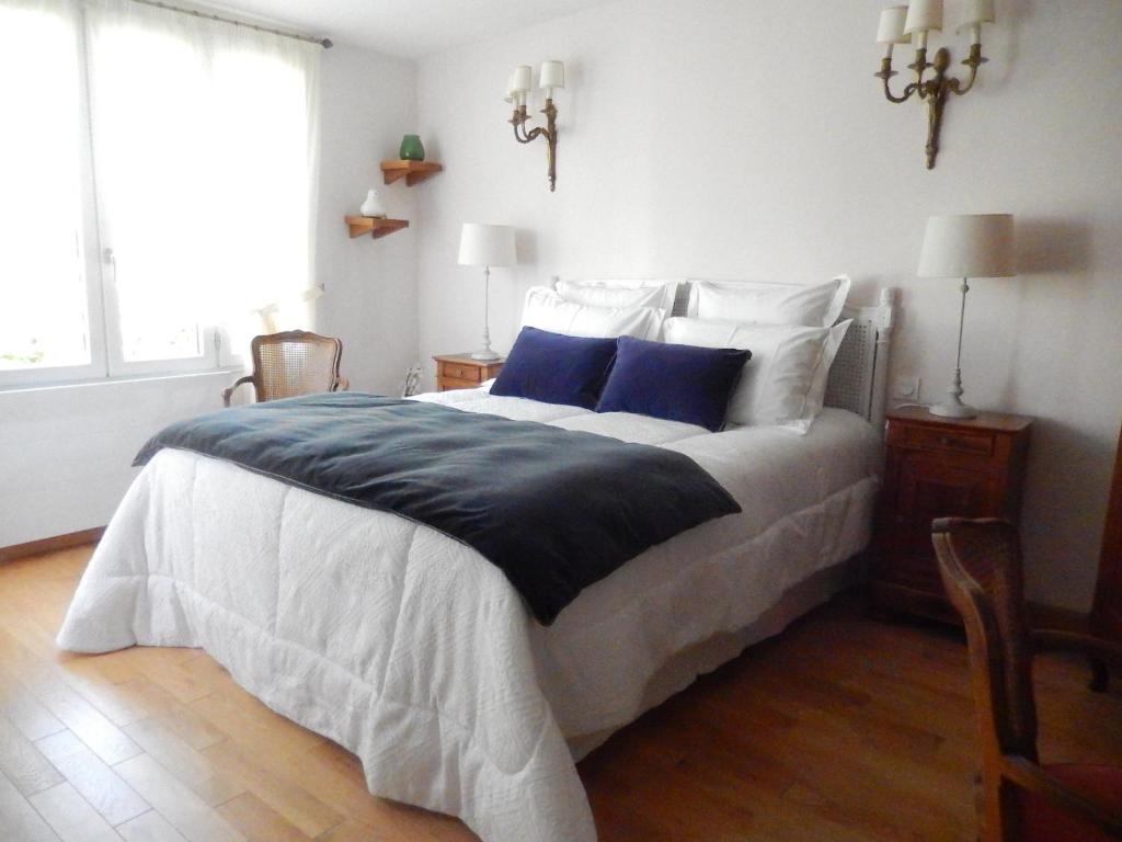 מיטה או מיטות בחדר ב-Chambres d'hote le Prelude