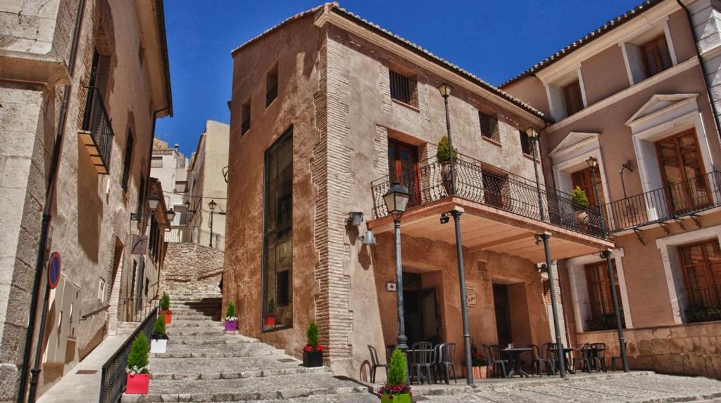 un edificio antiguo con escaleras que conducen a un edificio en Hotel Con Encanto La Façana en Biar