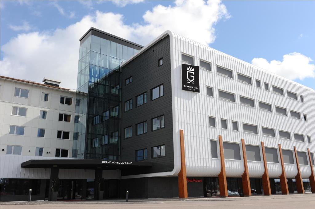 un bâtiment avec un panneau sur son côté dans l'établissement Grand Hotel Lapland, à Gällivare