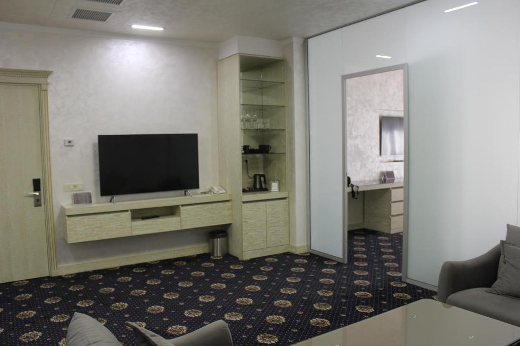 TV a/nebo společenská místnost v ubytování Erebuni Hotel Yerevan