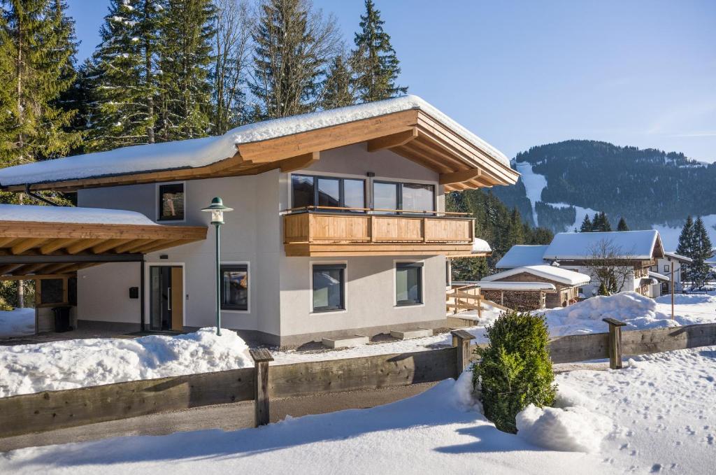Casa con balcón en la nieve en Appartement Torblick, en Ellmau