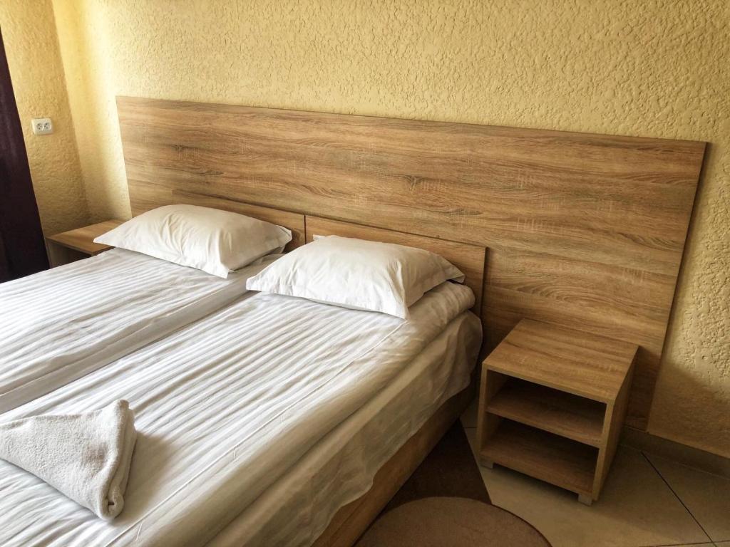 Postel nebo postele na pokoji v ubytování Kontinent Hotel