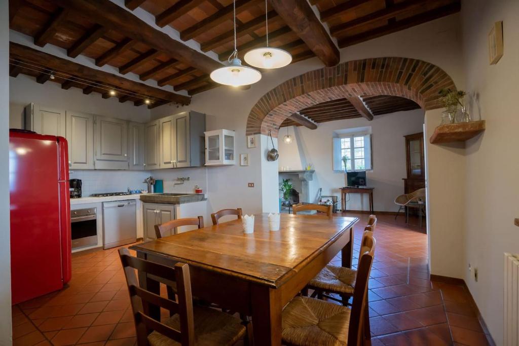 Kuchyňa alebo kuchynka v ubytovaní Casale rinnovato immerso nella campagna con splendida piscina privata