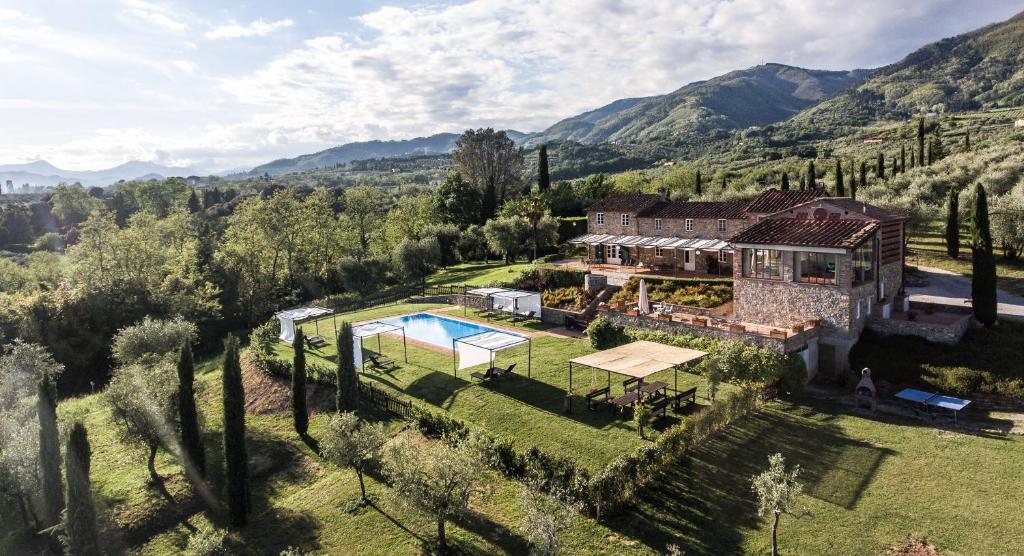 una vista aérea de una casa con piscina en Casale rinnovato immerso nella campagna con splendida piscina privata, en Capannori
