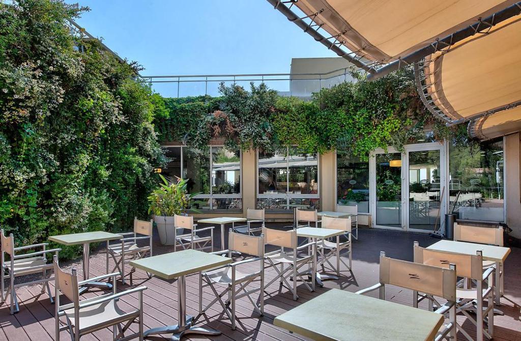 Restaurace v ubytování Hôtel Club la Font des Horts