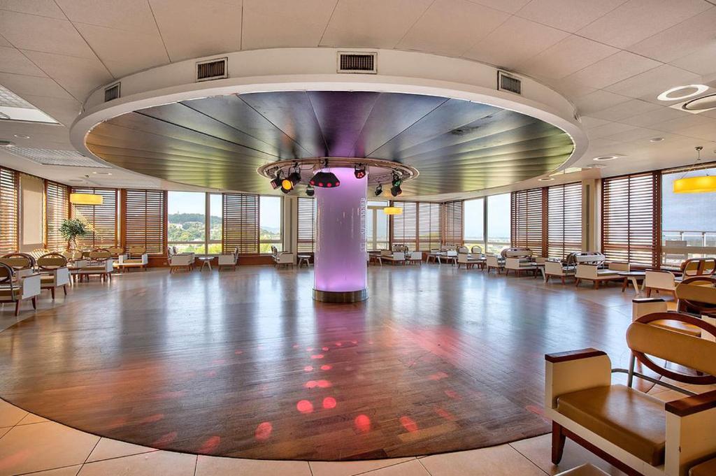 Restaurace v ubytování Hôtel Club la Font des Horts