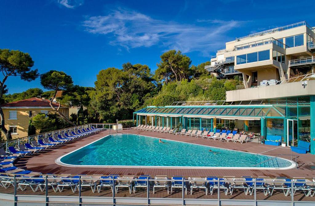 Bazén v ubytování Hôtel Club la Font des Horts nebo v jeho okolí