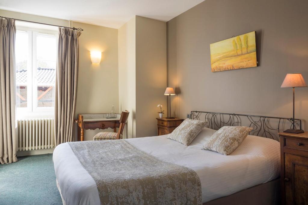une chambre d'hôtel avec un lit et une fenêtre dans l'établissement Le Relais du çatey, à LʼIsle-dʼAbeau