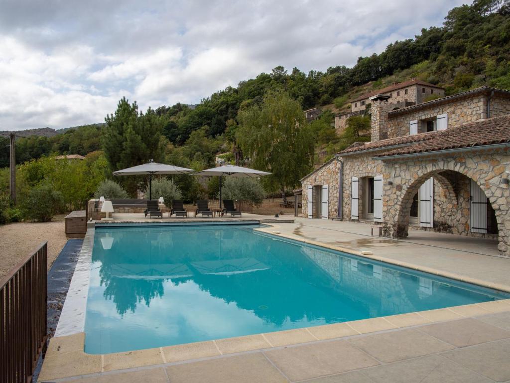 una gran piscina frente a una casa en Magnificent villa in the south of the Ard che, en Sallelles