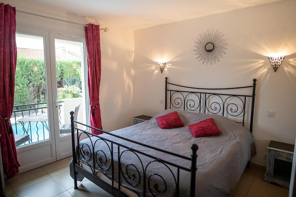 Postel nebo postele na pokoji v ubytování La Bastide des Pins