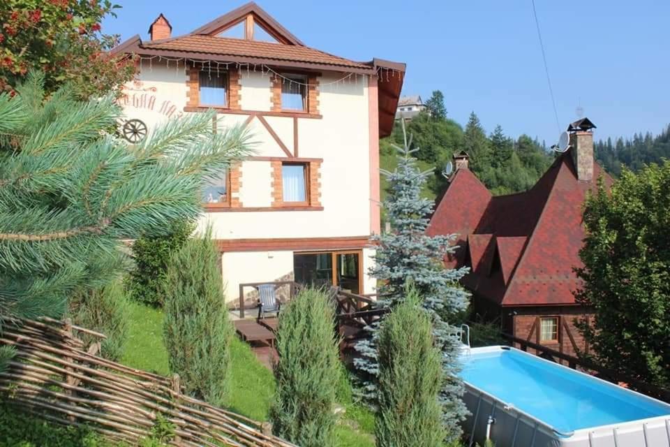 una vista aérea de una casa con piscina en Шале Карпатська Казка en Slavske