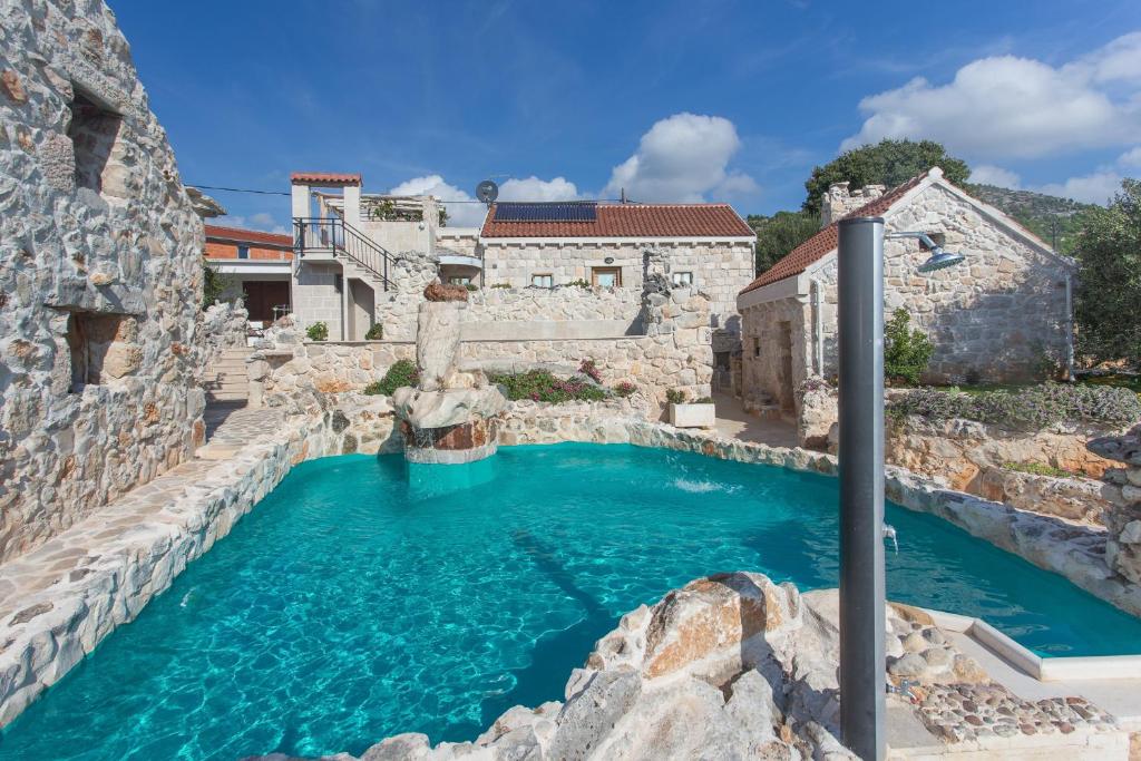 una piscina in un castello con acqua blu di Stonehouse Marina a Vrsine