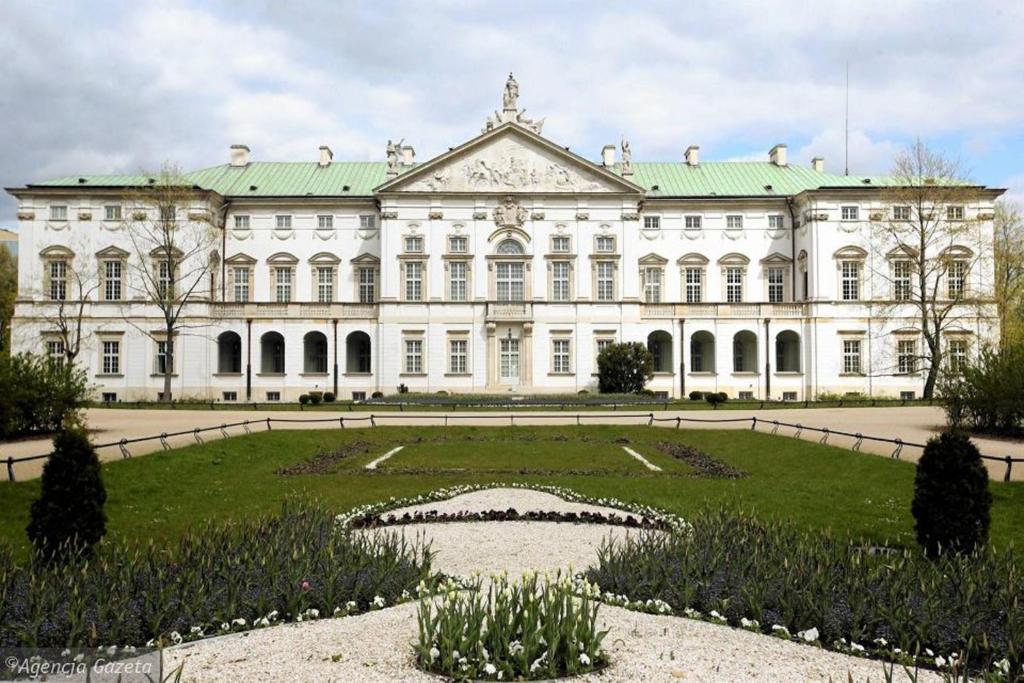 ワルシャワにあるP&O Apartments Plac Krasińskichの白い大きな建物(正面に庭園あり)