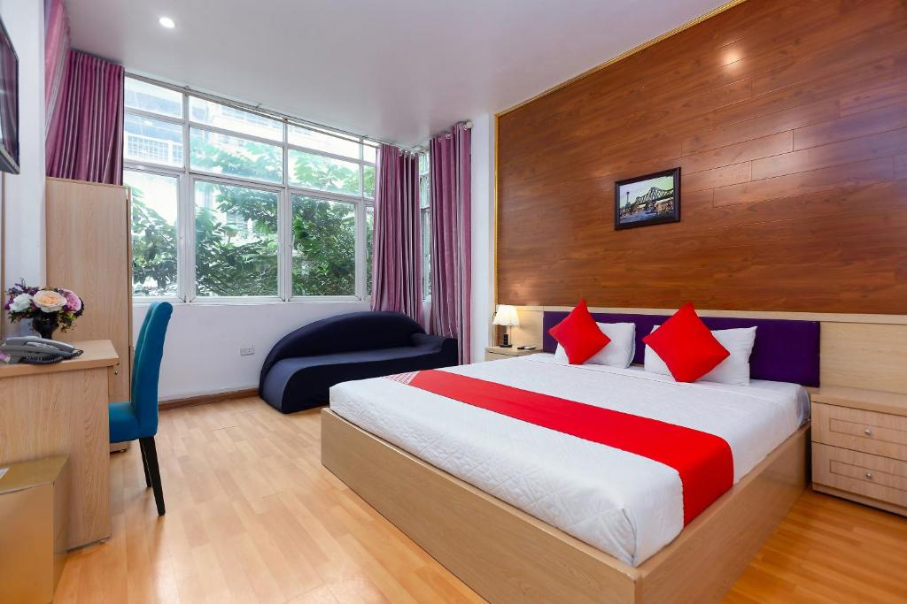 Cette chambre comprend un lit et un bureau. dans l'établissement Little Hanoi Hostel, à Hanoï