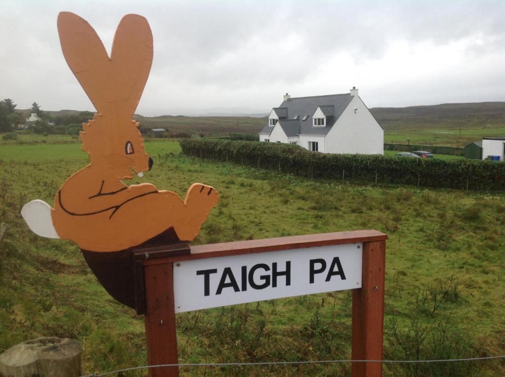 ウィグにあるTaigh Paのウサギが畑の上に座っている看板