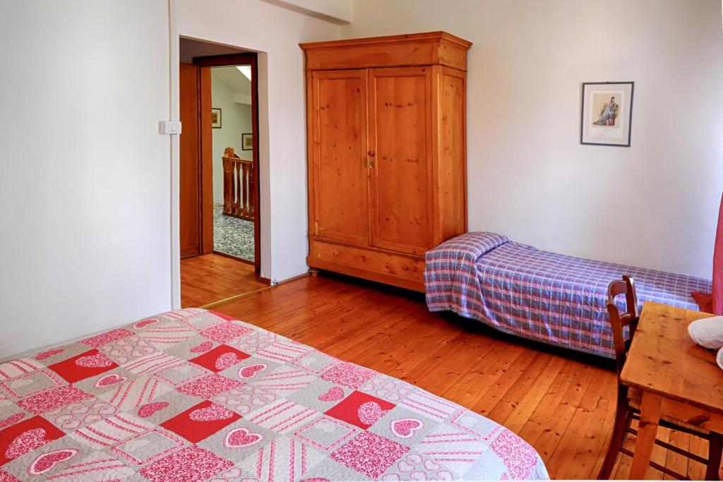 リーヴァ・デル・ガルダにあるAlbergo La Montanaraのベッドルーム1室(ベッド1台、ドレッサー付)