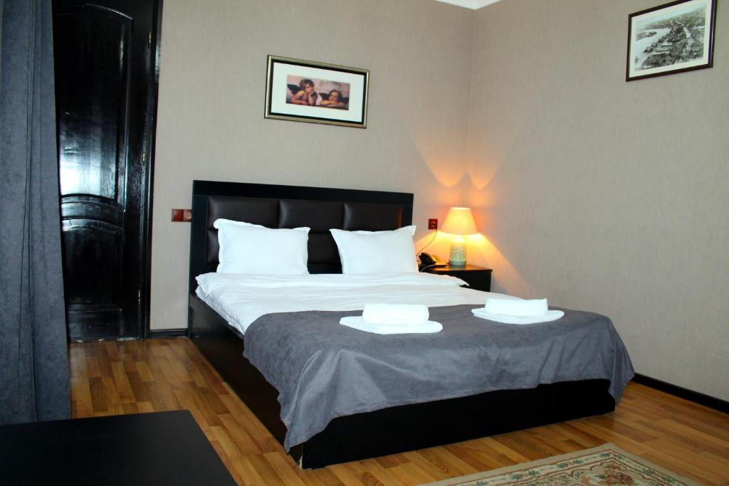 Postel nebo postele na pokoji v ubytování Hotel New Metekhi