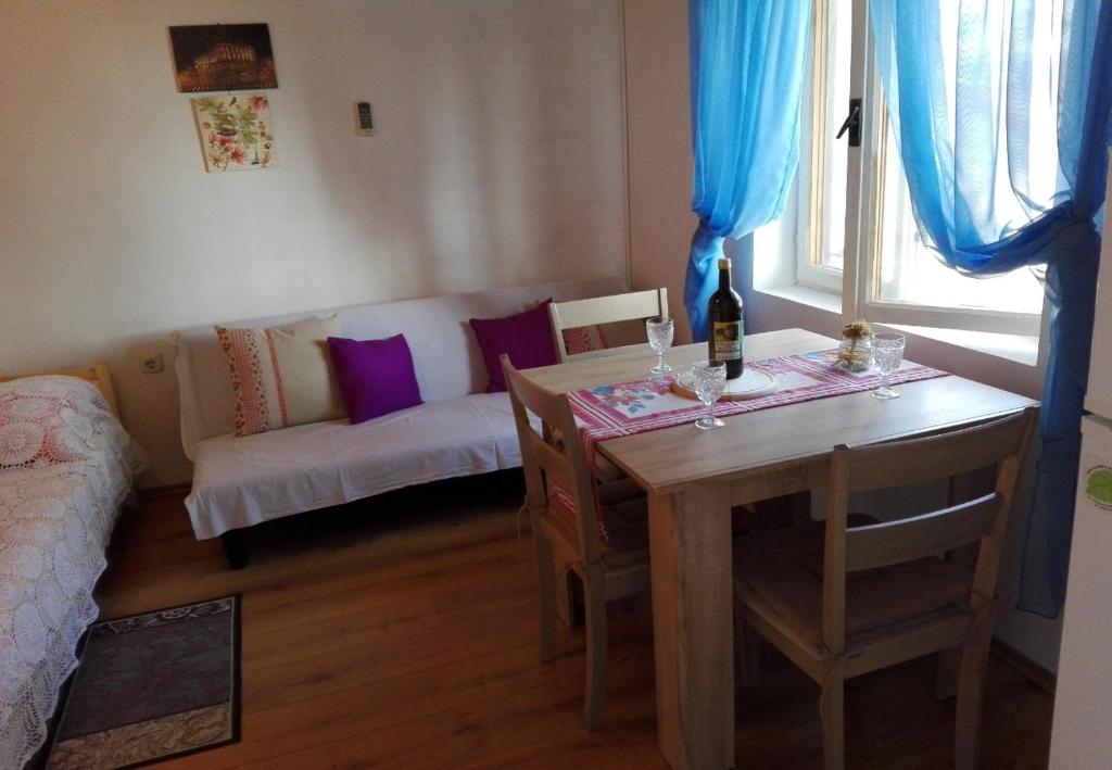 een woonkamer met een tafel en een bank bij Apartment JoPek - sea view; in Rtina