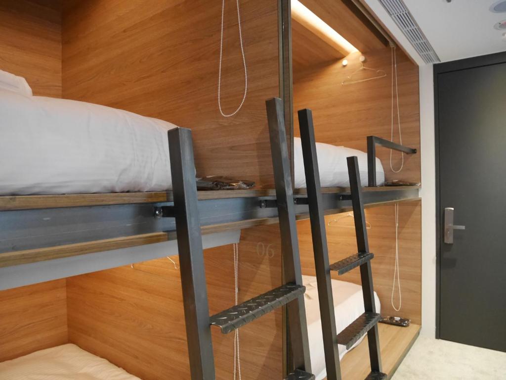 Palanda nebo palandy na pokoji v ubytování Bouti City Capsule Inn