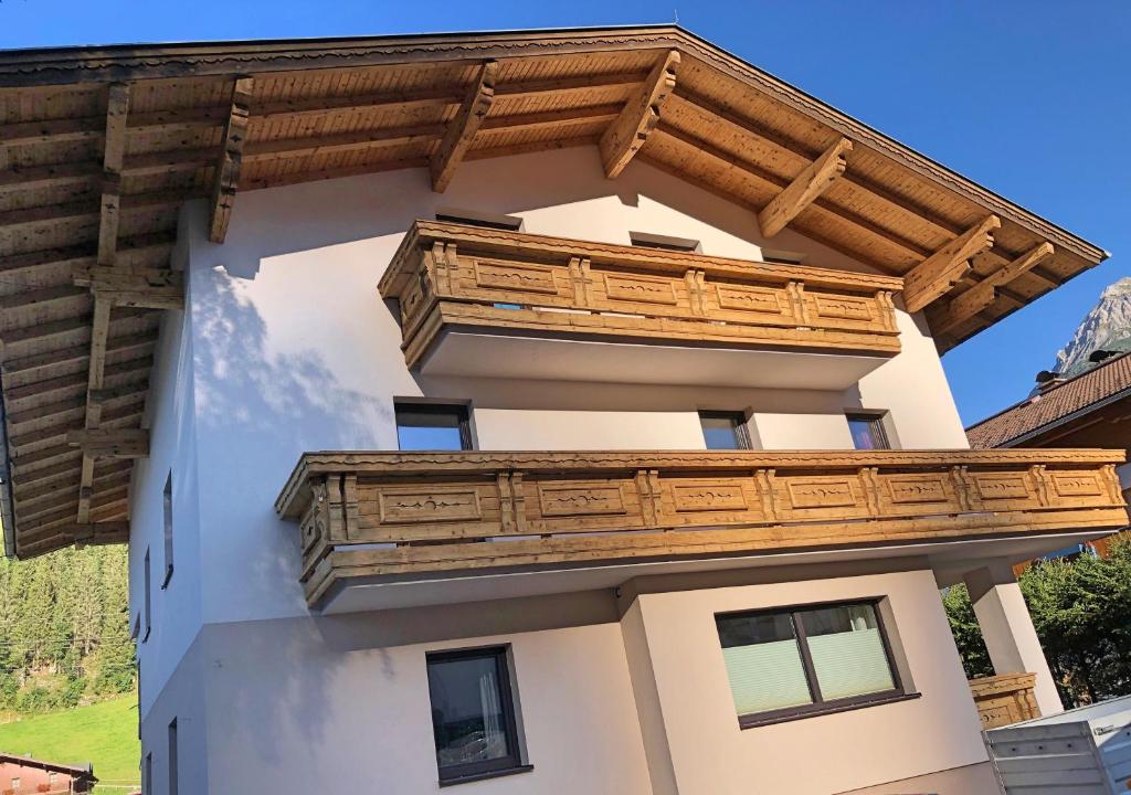 un edificio con balcones de madera encima en Haus Daniel Schartner, en Kleinarl