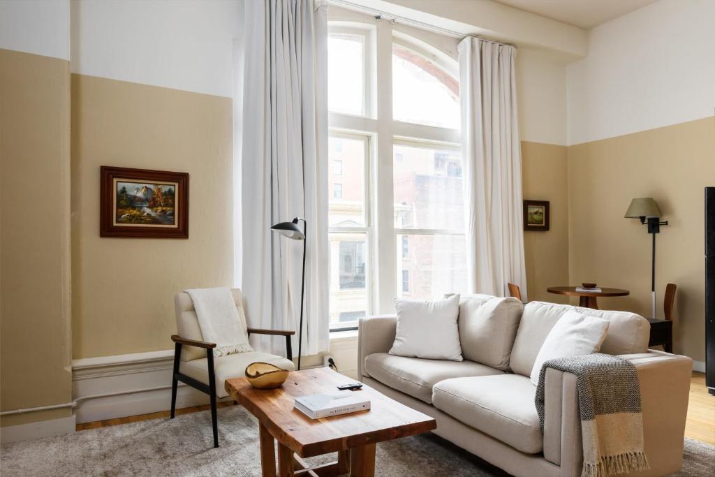 Spacious DT 1BR with Full Kitchen by Zencity - Housity